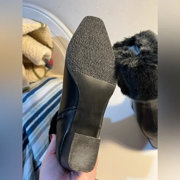 Sudini Seattle black leather and faux fur ankle boot heels size 5.5 new in box - Picture 9 of 14